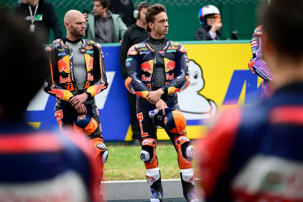 Brad Binder y Acosta, en Le Mans.